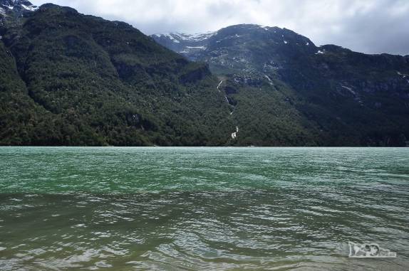 Um enorme e verde lago no Valle Los Exploradores, perto da Carretera Austral, região de Puerto Rio Tranquilo, no sul do Chile